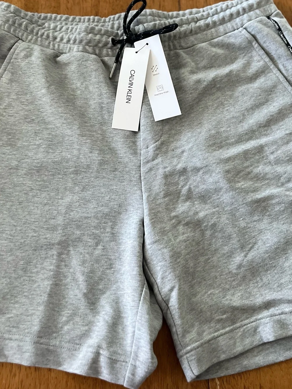 522. NWT MENS CALVIN KLEIN L SHORTS